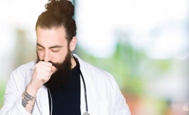 Doktor tıbbi ceket ve hasta ve soğuk veya bronşit için semptom olarak öksürük duygu stetoskop uzun saçlı. Sağlık kavramı.