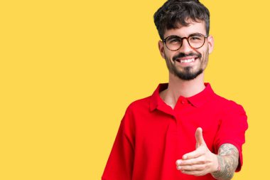 Tebrik ve davet edici dostu sunan karşılıklı gülümseyen izole arka plan üzerinde gözlük takan yakışıklı delikanlı. Başarılı iş.