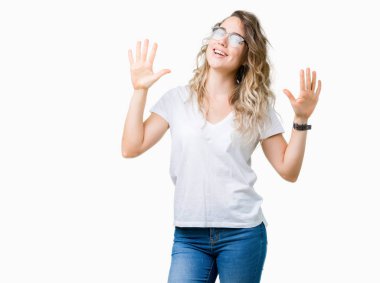 Güzel genç sarışın kadın izole arka plan üzerinde gözlük giyiyor ve parmak numarası on ile işaret kadar emin ve mutlu gülümseyen.