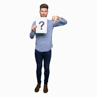 Kızgın yüz, eksi işareti aşağı antipati başparmak ile gösterilen, ret kavramı ile soru işareti ile kağıt tutan genç yakışıklı adam