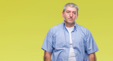 Yüzünde ciddi bir ifade ile izole arka plan üzerinde yakışıklı komuta sizde. Basit ve doğal kameraya bakıyor.