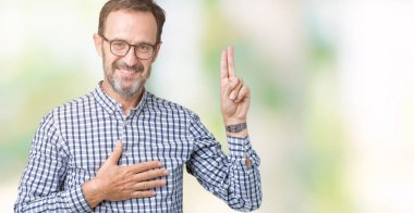 Yakışıklı orta yaş zarif komuta sizde gözlük izole üzerinden Swearing göğüs ve bir sadakat sözü yemin yapma parmaklar, el ile arka plan