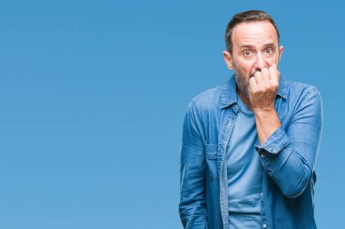 Orta yaş ağarmış üst düzey adam stresli ve gergin ile izole arka plan üzerinde tırnak ısırma dudaklarından eller. Anksiyete sorunu.