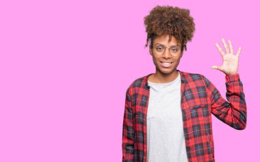 Güzel genç Afro-Amerikan kadın gözlük gösterilen ve parmakları ile işaret izole arka plan üzerinde kendinden emin ve mutlu gülümseyerek süre 5 numara.