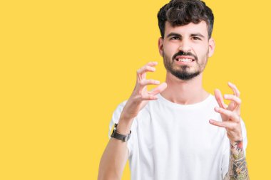 Üzerinde beyaz t-shirt giyen genç yakışıklı adam arka plan boğazlamak istiyor eller öfke ile sinirli bağıran kızgın bağırıyor izole