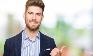 Hareketi el ile mutlu Yaşasın yapan genç yakışıklı bussines erkek. Kameraya bakarak başarı gösteren ile ifade onaylama.