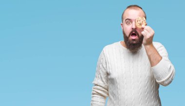 İzole arka şok sürpriz yüzü, korkuyor ve korku ifadesi ile heyecanlı olan korkmuş üzerinde çerez genç hipster adam yeme çikolata cips