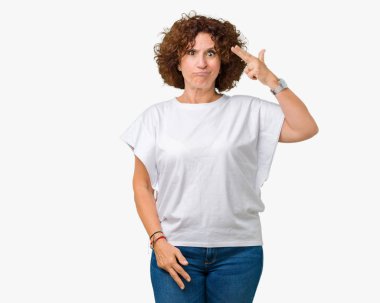Beyaz t-shirt üzerinde izole giyen kadın güzel orta ager kıdemli çekim ve öldürmek kendini el ve parmaklara baş, intihar jest işaret arka plan.