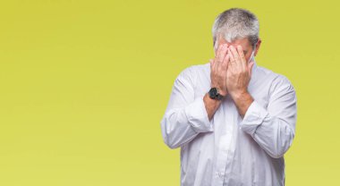 Yüzünü elleriyle ağlayarak süre kapsayan üzgün ifade ile izole arka plan üzerinde yakışıklı komuta sizde. Depresyon kavramı.