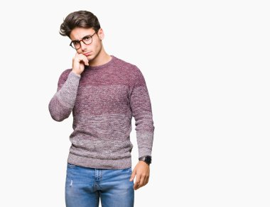 Çene düşünme hakkında soru, dalgın ifade üzerine el ile izole arka plan üzerinde gözlük takan yakışıklı delikanlı. Düşünceli yüzüyle gülümsüyor. Şüphe kavramı.