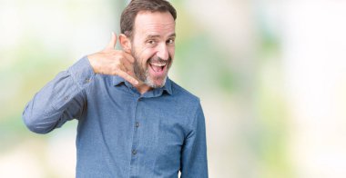 Yakışıklı orta yaş zarif komuta sizde yapıyor gülümseyen izole arka plan üzerinde telefon hareketi ile el ve parmak telefonda konuşuyor gibi. Kavramları iletişim.