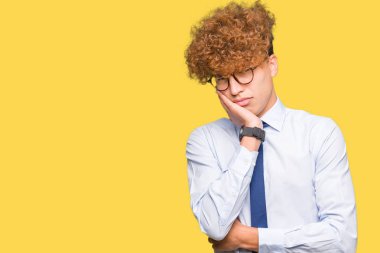 Genç yakışıklı iş adamı düşünme seyir yorgun ve çapraz kolları olan depresyon sorunları ile sıkılmış gözlüklü afro ile.