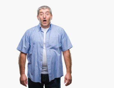 Yakışıklı komuta sizde korkmuş ve şok sürpriz ifade ile izole arka plan üzerinde korku ve yüz heyecanlı.