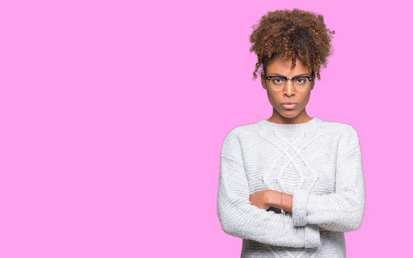 美しい若いアフリカ系アメリカ人女性の孤立した背景の懐疑論者と組んだ腕で顔の神経 不賛成式冬のセーターを着ています 否定的な人 — ストック写真