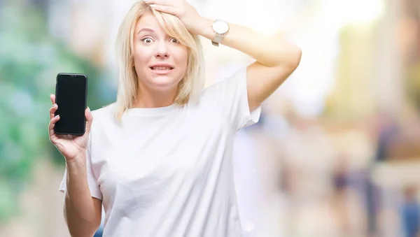 Mladá Krásná Blondýnka Ukazuje Obrazovka Smartphone Izolované Pozadí Zdůraznil Rukou — Stock fotografie