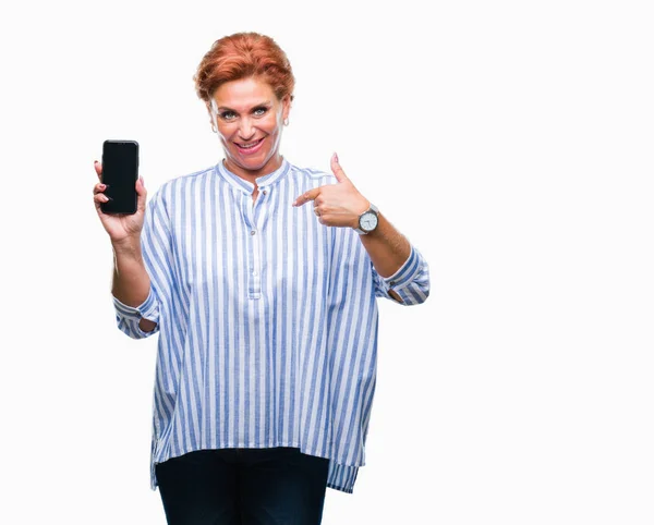 Atrractive Senior Caucasienne Rousse Femme Montrant Écran Smartphone Sur Fond — Photo