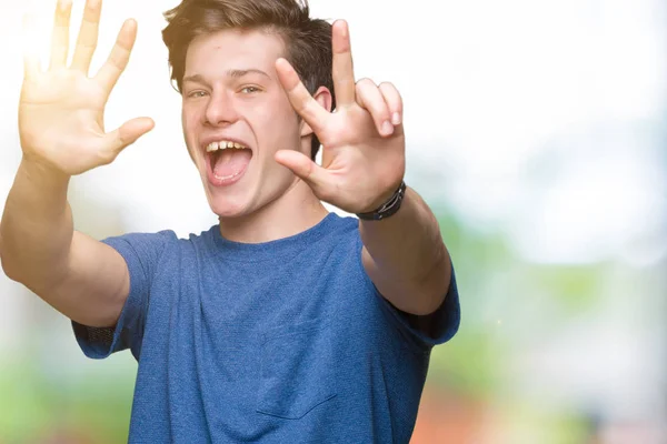 Jonge Knappe Man Blauw Shirt Dragen Geïsoleerde Achtergrond Weergeven Met — Stockfoto