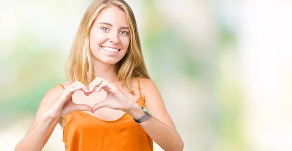 Mulher Bonita Vestindo Camisa Laranja Sobre Fundo Isolado Sorrindo Amor — Fotografia de Stock