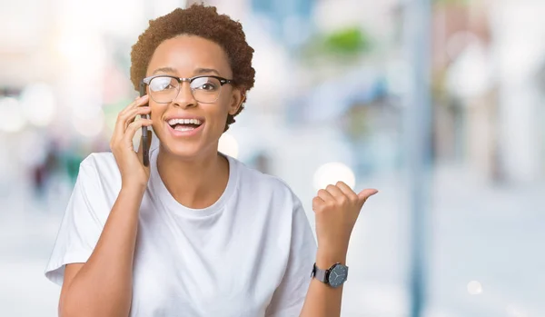 Joven Mujer Afroamericana Hablando Por Teléfono Sobre Fondo Aislado Señalando —  Fotos de Stock