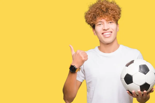 Młody Mężczyzna Przystojny Przytrzymanie Szczęśliwy Piłka Nożna Piłka Nożna Uśmiechem — Zdjęcie stockowe