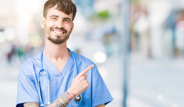 Junge Hübsche Krankenschwester Mann Trägt Chirurgenuniform Über Isoliertem Hintergrund Fröhlich — Stockfoto