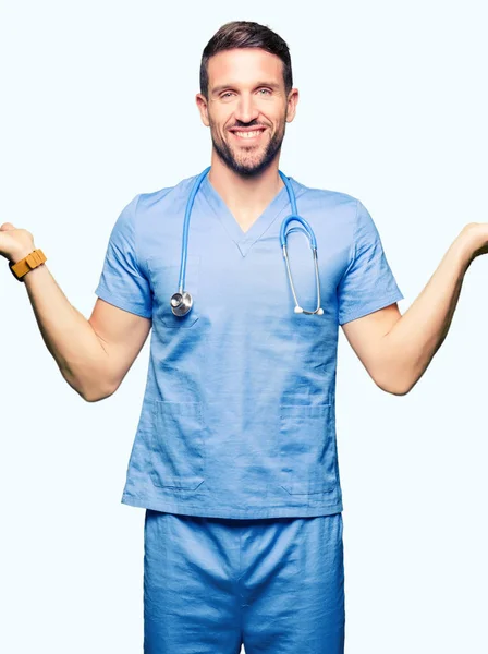 Bello Medico Uomo Indossa Uniforme Medica Sfondo Isolato Sorridente Mostrando — Foto Stock