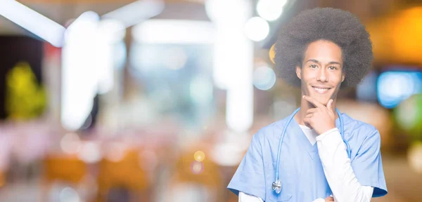 Giovane Medico Afro Americano Uomo Con Capelli Afro Guardando Fiducioso — Foto Stock