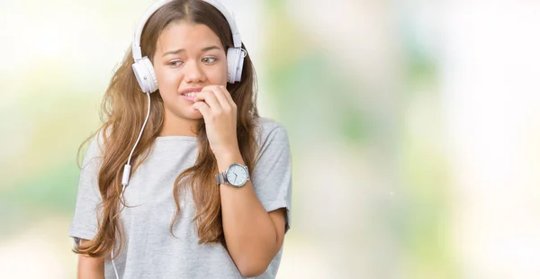 Jovem Mulher Bonita Usando Fones Ouvido Ouvindo Música Sobre Fundo — Fotografia de Stock