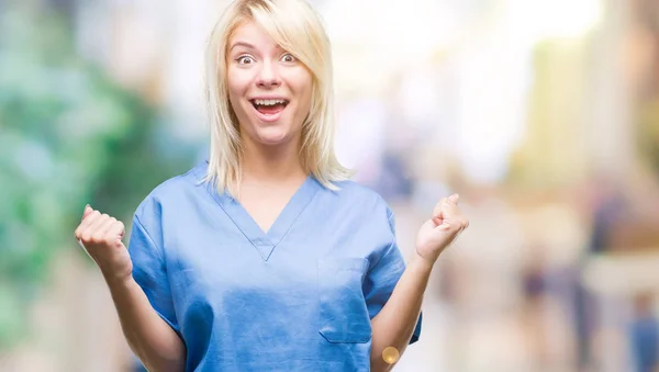 Jonge Mooie Blonde Nurse Doctor Woman Geïsoleerde Achtergrond Viert Verrast — Stockfoto