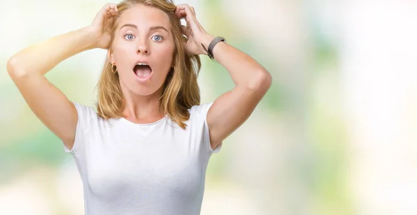 Hermosa Joven Con Camiseta Blanca Casual Sobre Fondo Aislado Loco —  Fotos de Stock