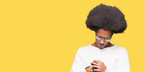 Joven Afroamericano Con Cabello Afro Usando Gafas Sufriendo Dolor Manos —  Fotos de Stock