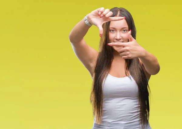 Mujer Hermosa Caucásica Joven Sobre Fondo Aislado Sonriendo Haciendo Marco — Foto de Stock