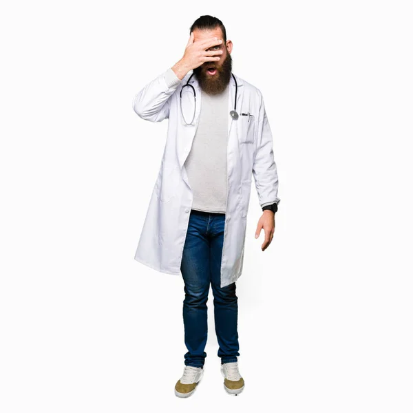 Νεαρό Ξανθιά Γιατρός Άντρας Γένια Φορώντας Ιατρική Παλτό Peeking Κατάσταση — Φωτογραφία Αρχείου