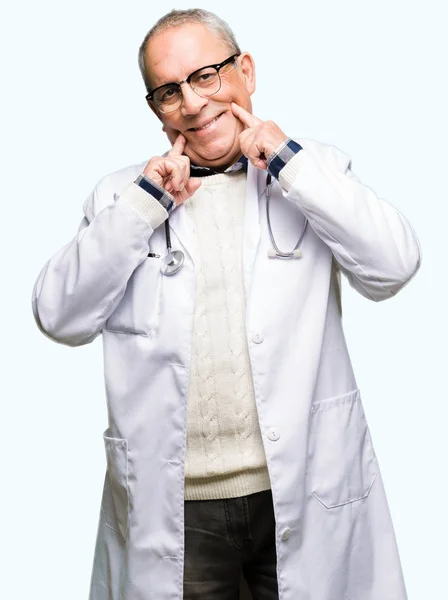 Όμορφος Ανώτερος Γιατρός Άντρας Φορώντας Ιατρικό Παλτό Χαμογελά Ανοιχτό Στόμα — Φωτογραφία Αρχείου