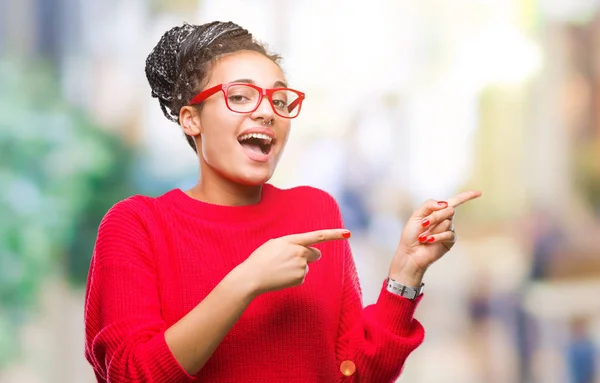 Joven Chica Afroamericana Trenzada Con Suéter Gafas Sobre Fondo Aislado —  Fotos de Stock