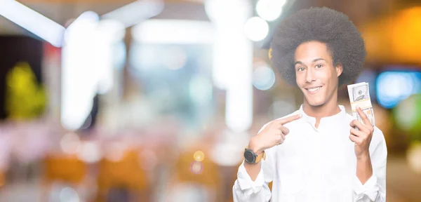 Joven Afroamericano Hombre Con Afro Pelo Celebración Montón Dólares Muy —  Fotos de Stock