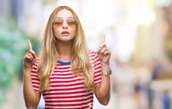 Unga Vackra Blonda Kvinnan Bär Solglasögon Över Isolerade Bakgrund Förvånad — Stockfoto