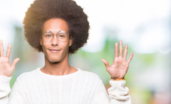 Молодий Афроамериканець Людиною Афро Волосся Окулярах Показ Вказуючи Пальцями Номера — стокове фото