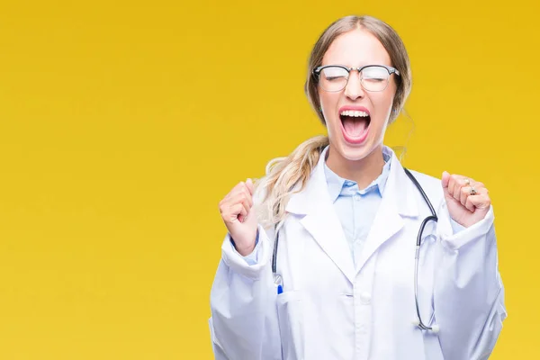 Hermosa Joven Doctora Rubia Vistiendo Uniforme Médico Sobre Fondo Aislado —  Fotos de Stock