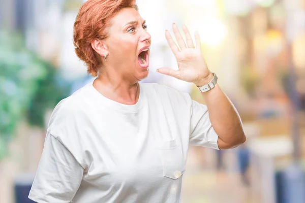 Attractief Senior Kaukasische Roodharige Vrouw Geïsoleerde Achtergrond Schreeuwen Schreeuwen Luid — Stockfoto