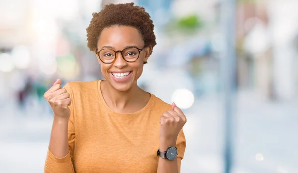 Joven Mujer Afroamericana Hermosa Con Gafas Sobre Fondo Aislado Celebrando — Foto de Stock