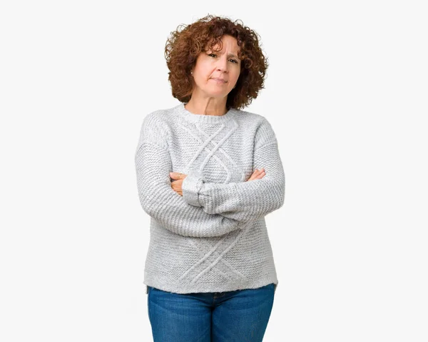 美しい中間エイガー懐疑的な孤立した背景と組んだ腕で顔の神経 不賛成式冬のセーターを着ている年配の女性 否定的な人 — ストック写真