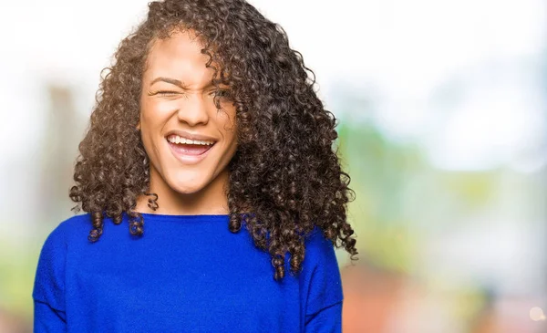 Mulher Bonita Nova Com Cabelo Encaracolado Usando Suéter Inverno Piscando — Fotografia de Stock