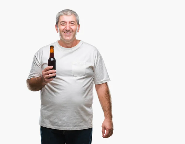 Красивый Пожилой Человек Пьет Пиво Бутылку Изолированном Фоне Счастливым Лицом — стоковое фото