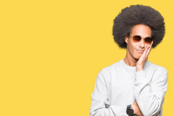 Jonge Afro Amerikaanse Man Met Afro Haar Dragen Van Een — Stockfoto