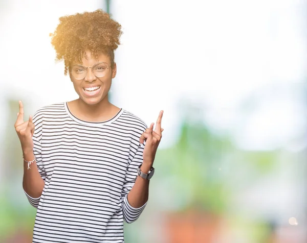 Hermosa Mujer Afroamericana Joven Con Gafas Sobre Fondo Aislado Gritando — Foto de Stock