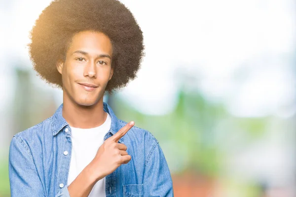 Unga Afroamerikanska Man Med Afro Hår Peka Med Handen Finger — Stockfoto