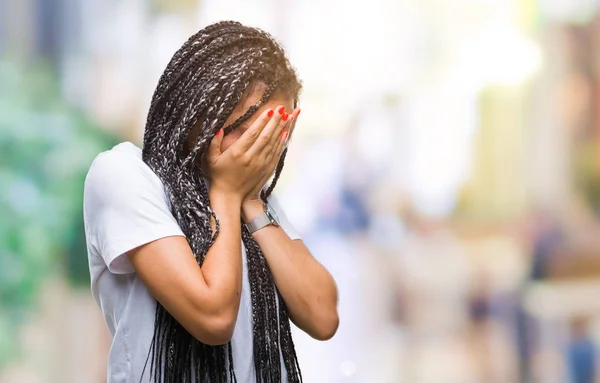 Unga Flätor Afrikanska Amerikanska Flickan Över Isolerade Bakgrund Med Sorgligt — Stockfoto