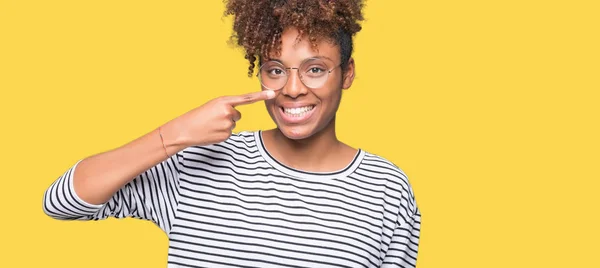 Güzel Genç Afro Amerikan Kadın Gözlük Izole Üzerinde Işaretleme Için — Stok fotoğraf