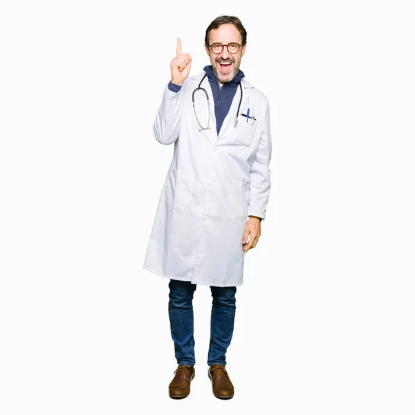 Stilig Medelåldern Läkare Man Klädd Medicinsk Coat Pekande Finger Upp — Stockfoto